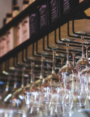 ​​Лайфхак: как помыть бокалы без разводов