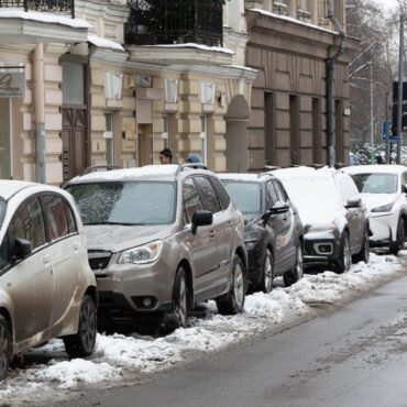 Grinda просит водителей убрать авто: будут чистить парковки