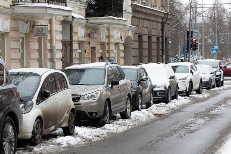 Grinda просит водителей убрать авто: будут чистить парковки