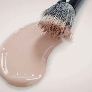 Как убрать следы тонального крема с одежды?