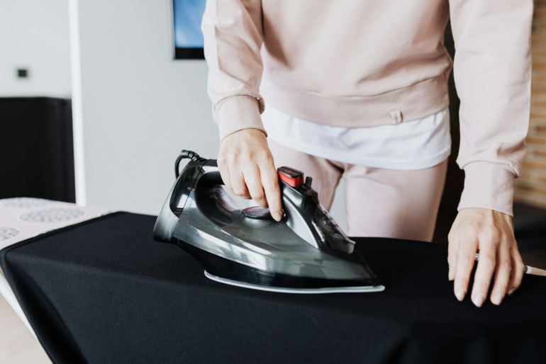 Как убрать блеск на тёмной одежде?