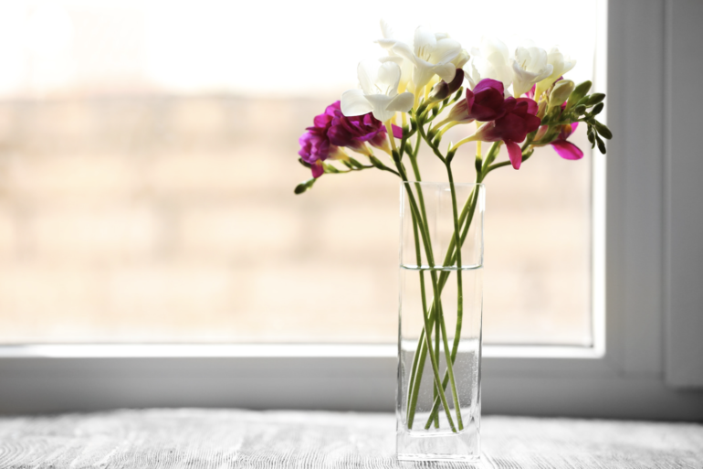 Как сделать так, чтобы цветы дольше стояли в вазе?