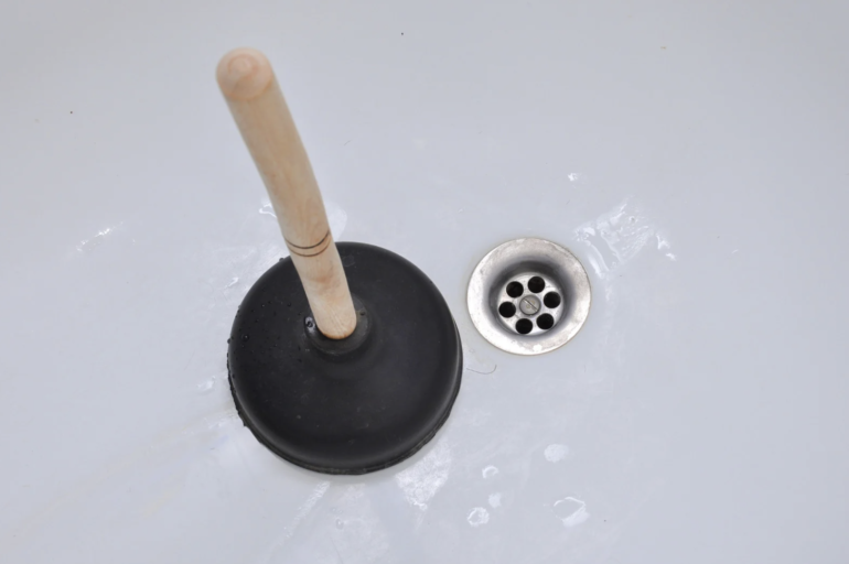 Что делать, если плохо уходит вода в раковине?