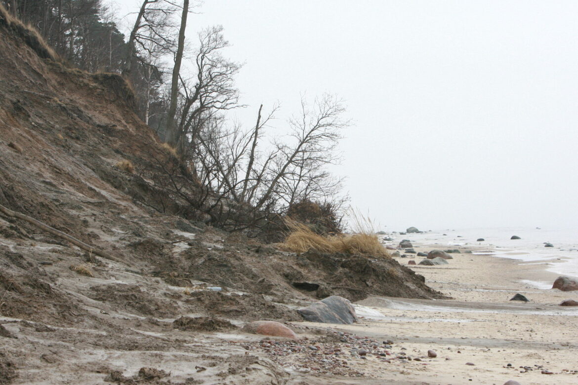 Оползни у обрыва Шапки голландца, старинная мостовая в столице, 29 новых автомобилей клайпедской полиции