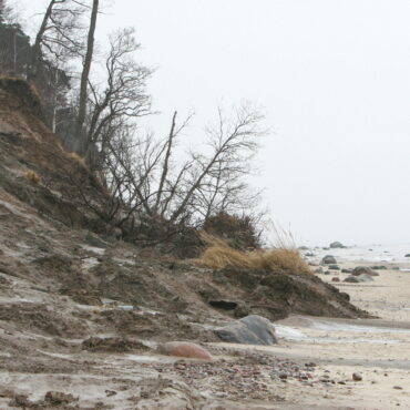 Оползни у обрыва Шапки голландца, старинная мостовая в столице, 29 новых автомобилей клайпедской полиции