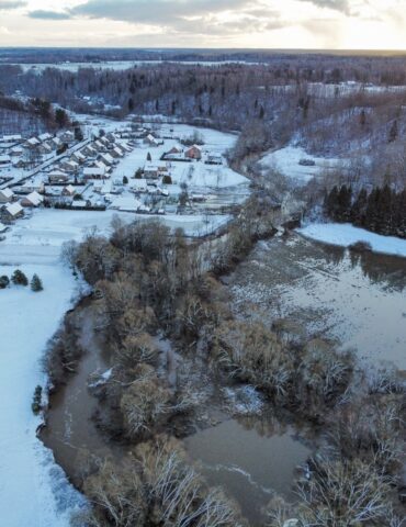 Первая фаза подготовки к возможному наводнению, повышенное загрязнение воздуха в трёх городах Литвы, падение метеорита и другие новости