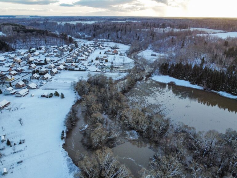 Первая фаза подготовки к возможному наводнению, повышенное загрязнение воздуха в трёх городах Литвы, падение метеорита и другие новости