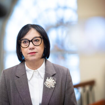 Минобразования: более 80% школ уже ограничили использование телефонов