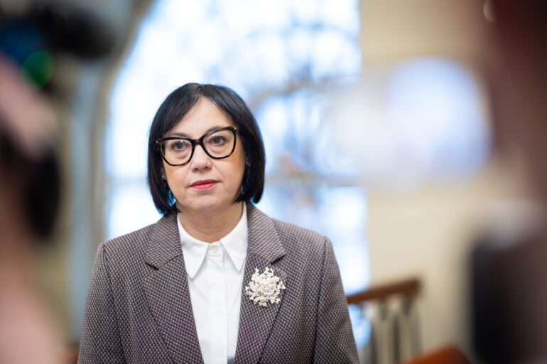 Минобразования: более 80% школ уже ограничили использование телефонов