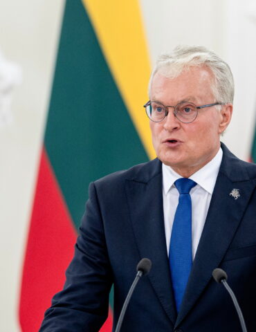 Науседа о новом бюджете ЕС, единый билет на весь транспорт Литвы, новые правила использования телефонов в школах и другие новости