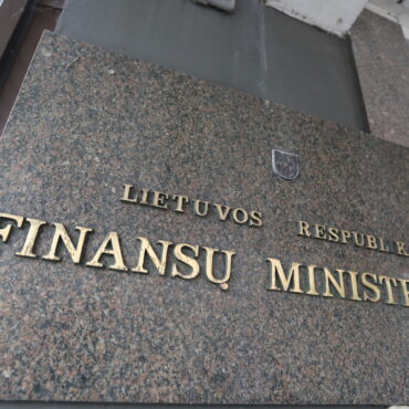 Министр финансов о снижении акциза на дизель, возвращение 356 задержанных в Беларуси грузовиков, 653 тысячи человек за чертой бедности и другие новости