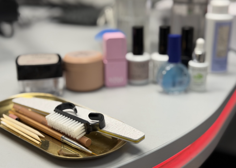 Маникюр в прямом эфире: Рената Родис о «ведьминском» бизнесе, китайском конвейере и доходах мастеров по маникюру