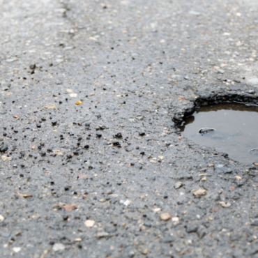 Опасные ямы в Вильнюсском районе, ремонт участка улицы Naikupės в Клайпеде, возвращение электросамокатов в столицу