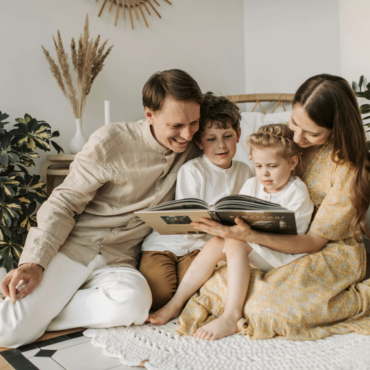 Три книги для всей семьи: детектив для взрослых, мистическая история для детей и 100 приключений для малышей