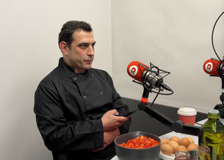 Шеф-повар Эд Гарбер приготовил шакшуку прямо в студии RADIO•R