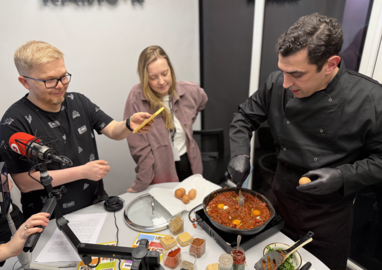 Шеф-повар Эд Гарбер приготовил шакшуку прямо в студии RADIO•R
