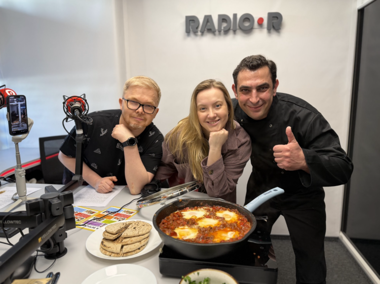 Шеф-повар Эд Гарбер приготовил шакшуку прямо в студии RADIO•R