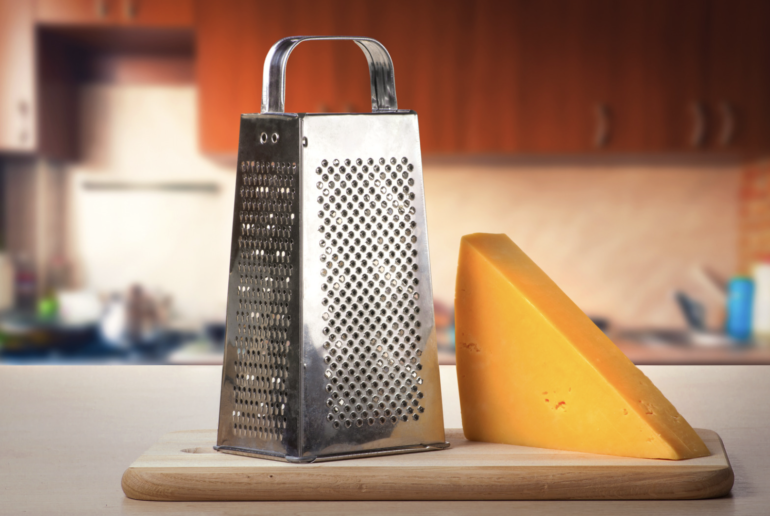 Как очистить тёрку без усилий?