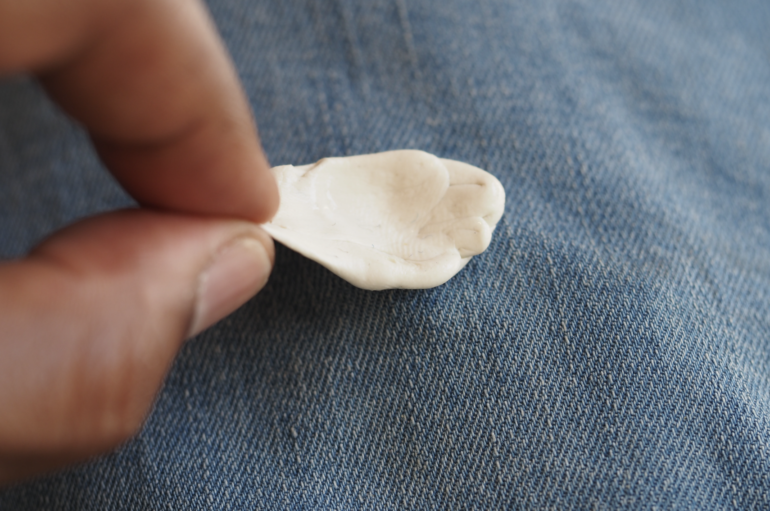 Как убрать жвачку с ткани без следов?