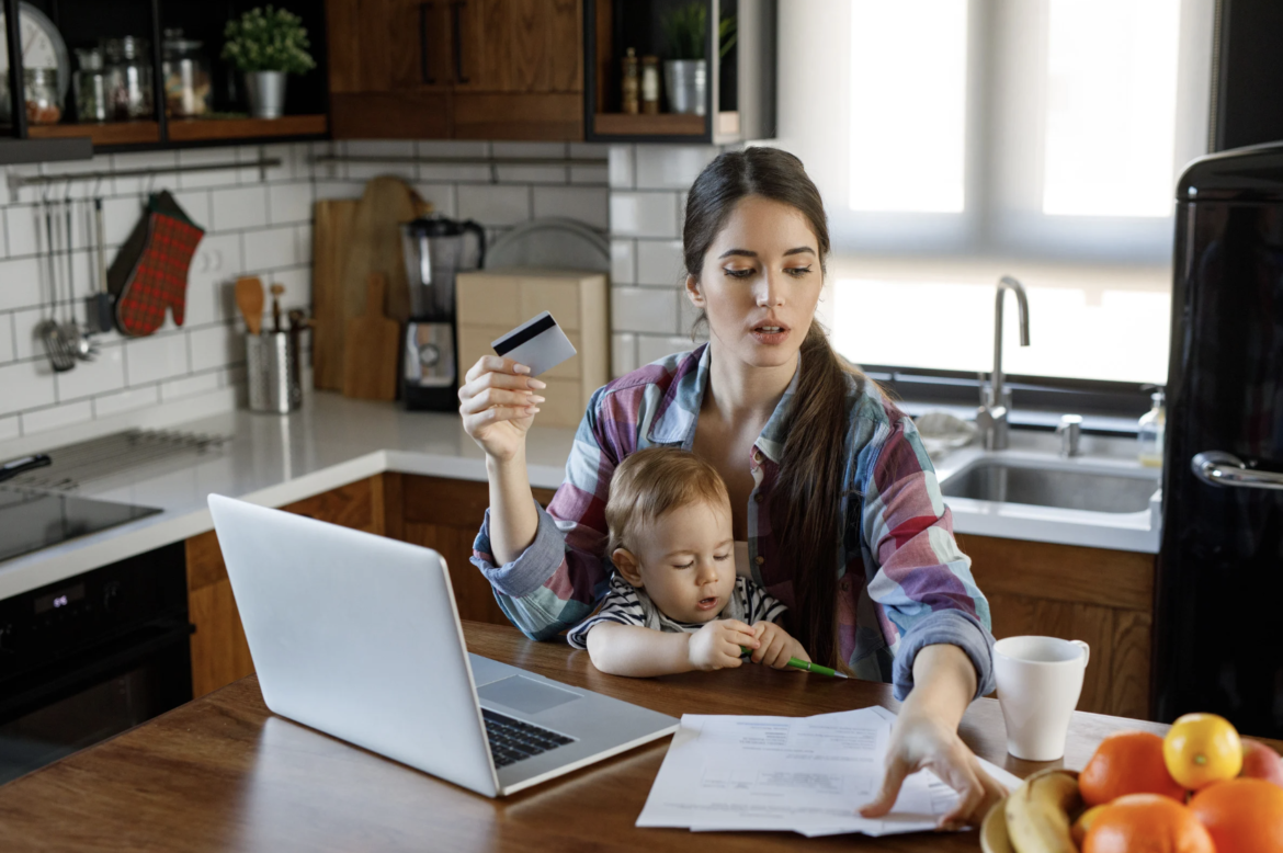 Больше родителей получат выплаты по уходу за ребёнком