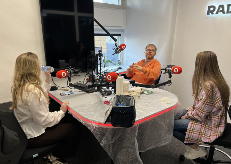 Три простые техники + немного спонтанности = праздник. Как слушательница RADIO•R прямо в эфире устроила покраску яиц к Пасхе