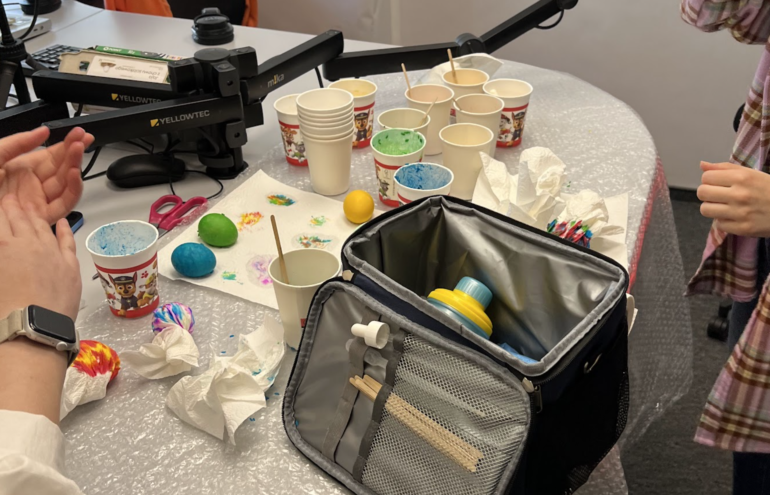 Три простые техники + немного спонтанности = праздник. Как слушательница RADIO•R прямо в эфире устроила покраску яиц к Пасхе