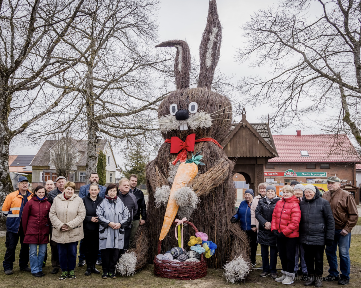 6-метровый пасхальный кролик украсил Швекшну
