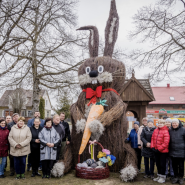 6-метровый пасхальный кролик украсил Швекшну