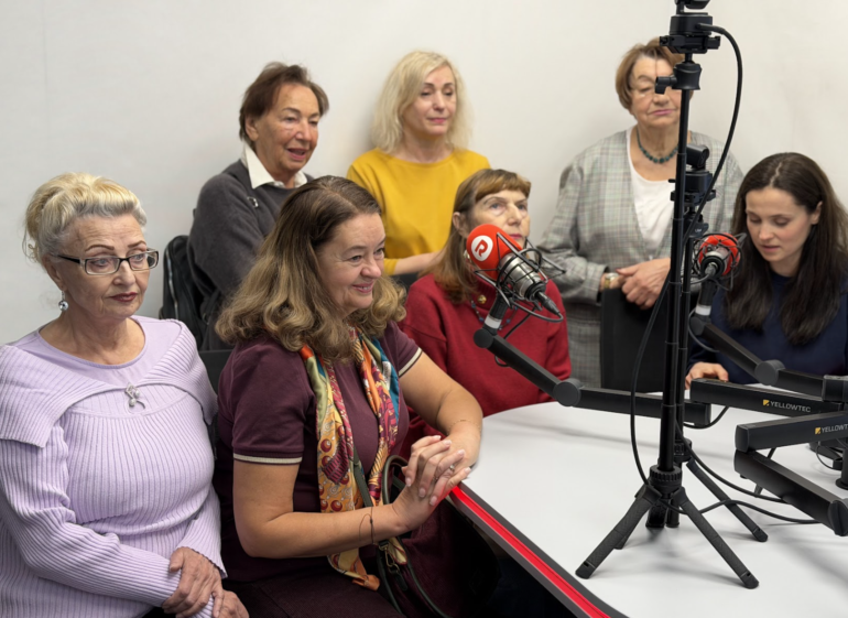 «Девчонки 60+»: как Академия сеньоров в Вильнюсе «качает» мозг и лепит тонны пельменей