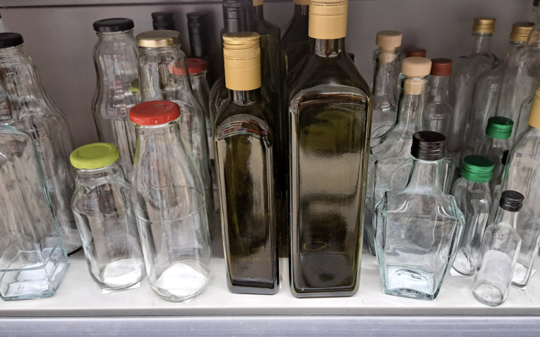 Как быстро очистить бутылку или вазу с узким горлом?