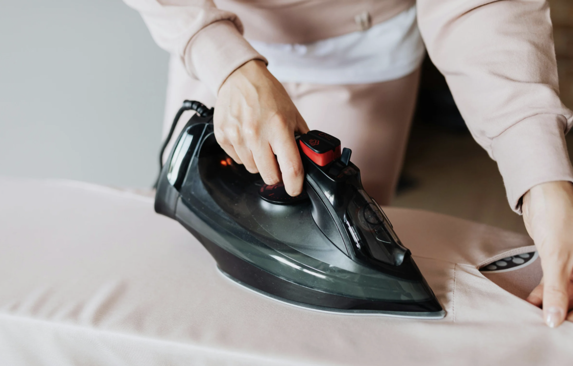 Как быстро очистить утюг от налёта?