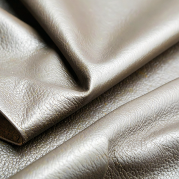 Как быстро убрать заломы на кожаных вещах?