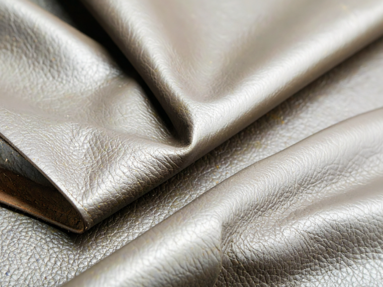 Как быстро убрать заломы на кожаных вещах?