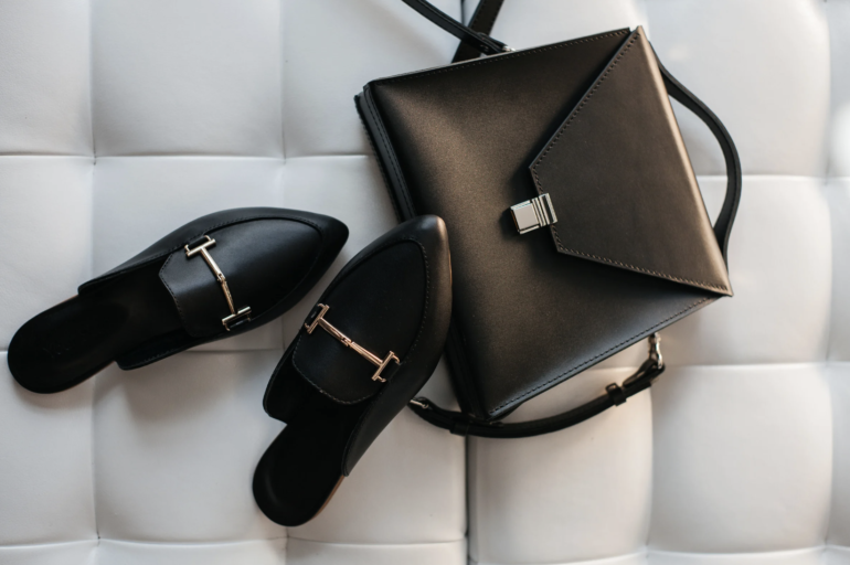 Как быстро убрать заломы на кожаных вещах?