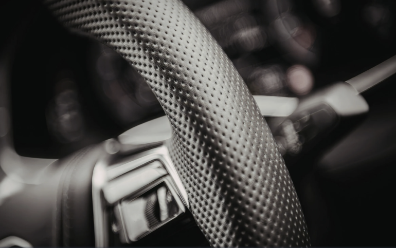 Как почистить руль в машине и не испортить его?