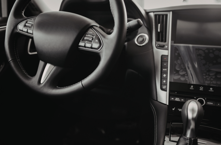 Как почистить руль в машине и не испортить его?