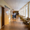Как должны действовать сотрудники образовательных учреждений при получении предупреждения о воздушной опасности?