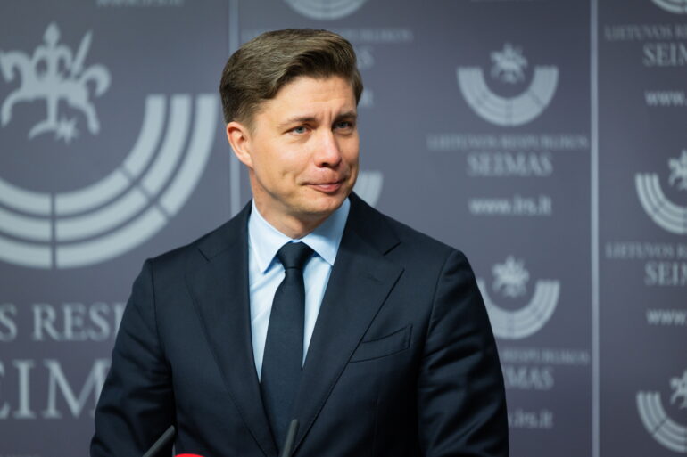 Комментарии премьер-министра о сделках с земельными участками, штрафы за неправильное разведение костров, подарки к школе для 300 тракайских первоклашек и другие новости