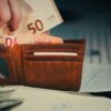 Минимальную зарплату повысят, новый премьер оказался в центре скандала и другие новости за день