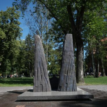 В Друскининкай появится виртуальная реальность, а на аллее установили скульптуру из серии «Зодиак»