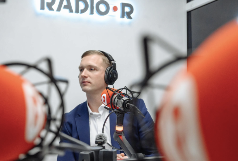 Внимание! В прямом эфире RADIO•R - мэр Вильнюсского района Роберт Духневич