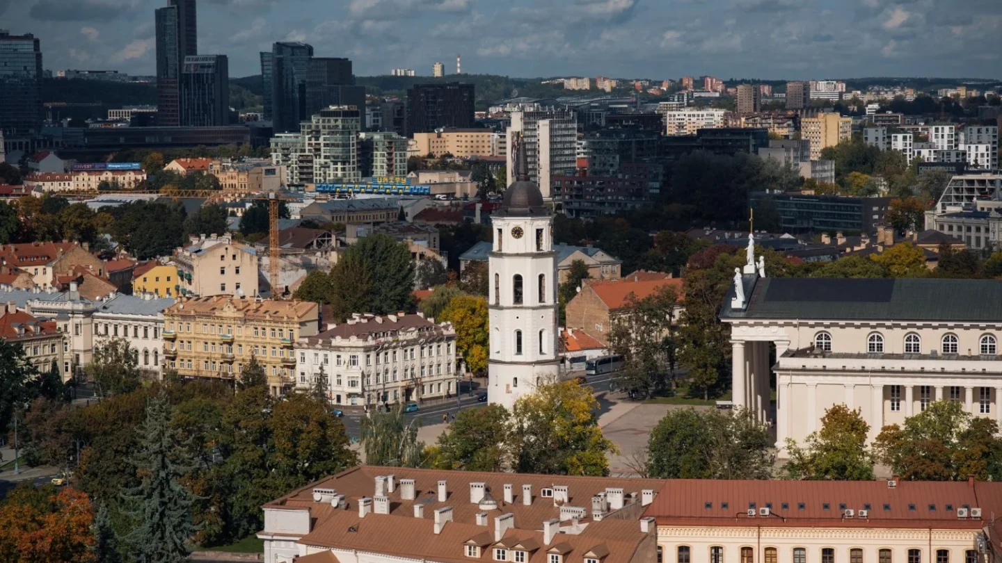 Международный слоган Вильнюса «Vilnius: Never Ordinary», поиск «цивилизованных решений» в вопросах миграции, новый тренер мужской сборной по баскетболу и другие новости