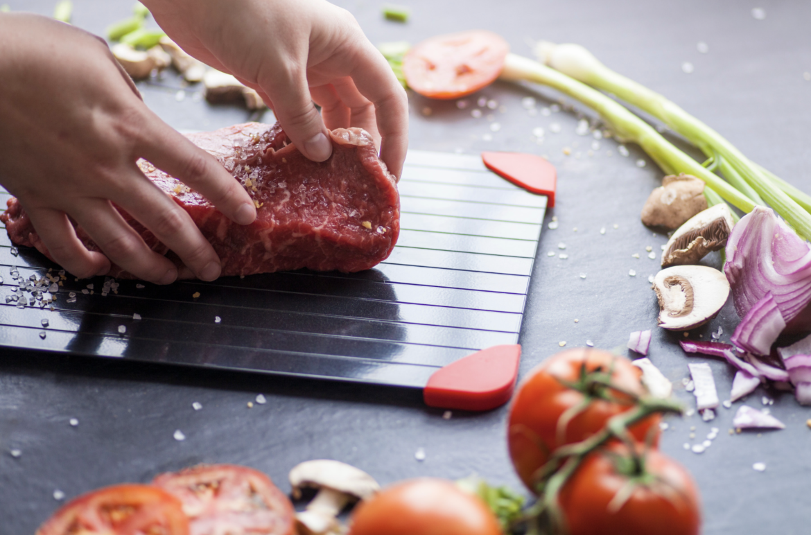 Как быстрее разморозить мясо и сделать это безопасно?